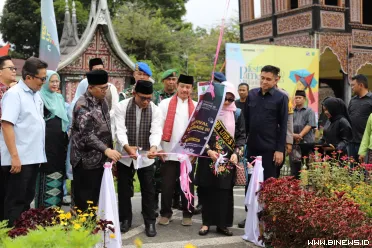 Ditandai dengan pemotongan pita dan pelepasan balon, Wali...