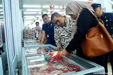 Wali Kota Hendri Arnis mendampingi tim Balai Pengawas Obat...