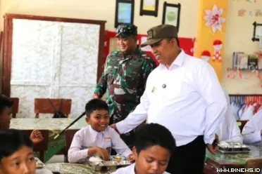 Wali Kota, Hendri Arnis resmi meluncurkan program Makan...
