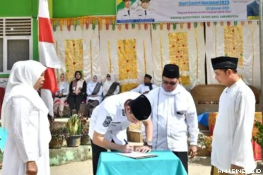 Wali Kota Sawahlunto Riyanda Putra memimpin upacara...
