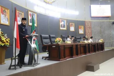 Wali Kota Padang Fadly Amran menyampaikan jawaban...