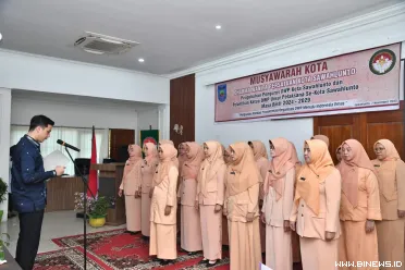 Wali Kota Sawahlunto Riyanda Putra mengukuhkan dan melantik...