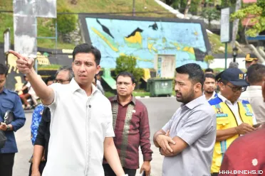 Wali Kota Sawahlunto Riyanda Putra mendampingi anggota...