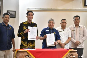 Wali Kota Sawahlunto, Riyanda Putra, menandatangani...