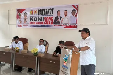 Wali Kota Solok Ramadhani Kirana Putra saat membuka Rapat...