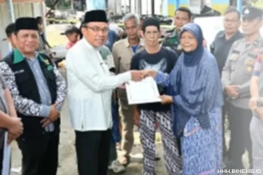 Wakil Wali Kota Padang, Maigus Nasir, menyalurkan Bantuan...