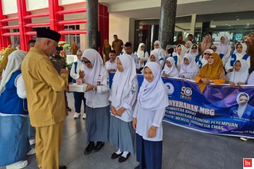 Gubernur Mahyeldi Salurkan Makan Bergizi Gratis untuk Siswa...