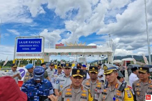 Kapolda Sumatera Barat, Irjen Pol Suharyono, melakukan...