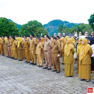 Pemerintah Kabupaten Solok menggelar apel pagi. Bertindak...