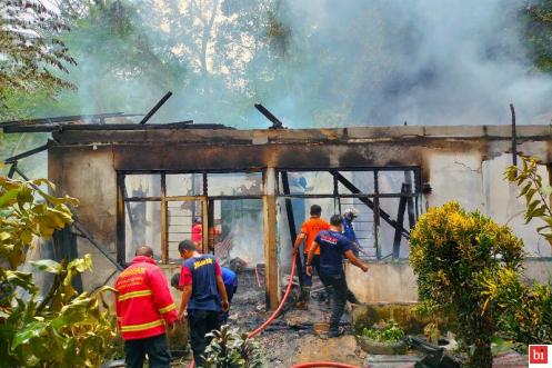 Rumah Dinas Guru SDN 18 Pematangpanjang Ludes Terbakar,...