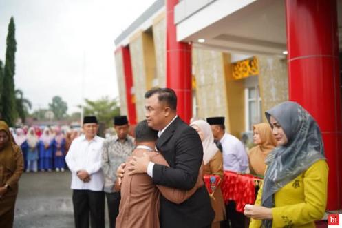 Suasana Haru dan Rinai Tandai Pamit Sutan Riska dan Isteri...