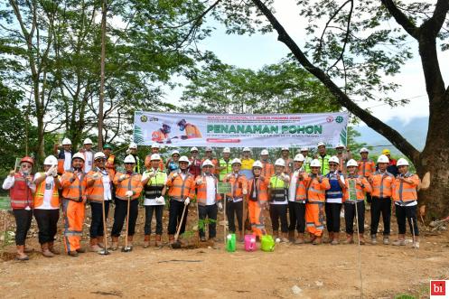 Tanam 205 Pohon Sengon di Bekas Tambang, PT Semen Padang...