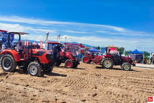 Ternyata Ada Lomba Balap Traktor di Gelar Teknologi...